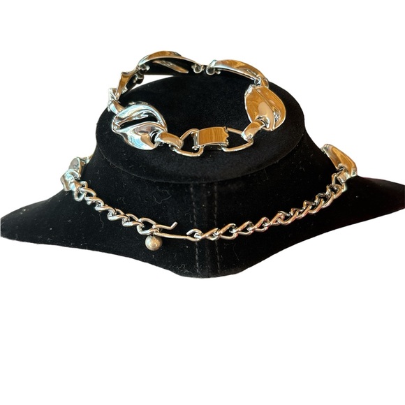 2pc set bracelet and choker. Lightweight silver tone links. Unmarked. Elegant. - Picture 3 of 4